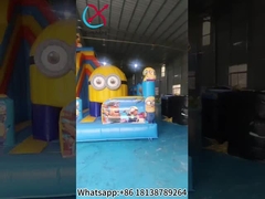 Casa gonfiabile con minioni gonfiabili