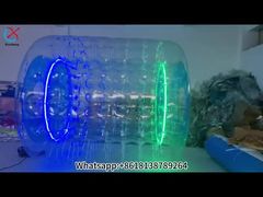 Visualizza la dimostrazione della palla gonfiabile Zorb del corpo gonfiabile del gioco della palla a rulli del tubo del rullo del PVC della luce del LED della fabbrica