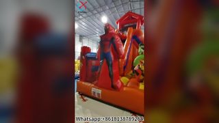 Divertimento combinato con lo scivolo della casa gonfiabile di Avengers