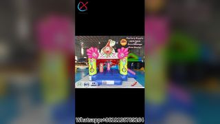 Divertimento nella Casa Gonfiabile del Clown di Carnevale