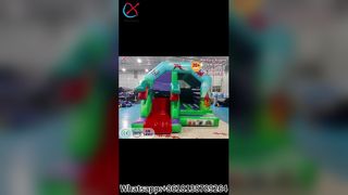 Divertimento con lo scivolo della casa gonfiabile dei dinosauri per bambini