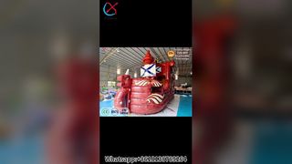 Divertimento per la festa dei bambini nella casa gonfiabile della nave pirata