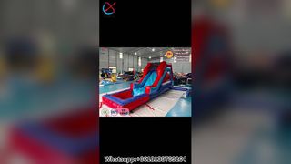 Divertimento in piscina con scivolo gonfiabile gigante