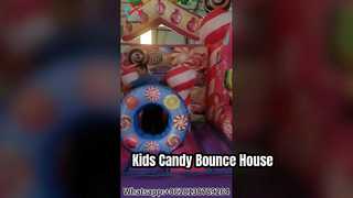 Divertimento con la casa gonfiabile di Candy per i bambini