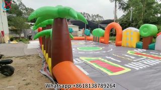 Divertimento gonfiabile su pista da corsa per bambini