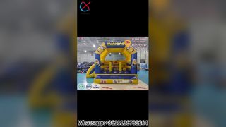 Divertimento nella casa gonfiabile dei Minions per feste per bambini