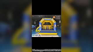 Castello saltante dei Minions con divertimento sugli scivoli!