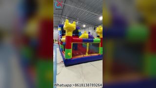 Castello colorato della casa gonfiabile con divertimento sugli scivoli