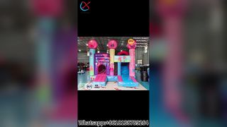 Divertimento combinato con lo scivolo della casa gonfiabile di Peppa Pig
