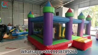 Divertimento sul percorso a ostacoli della Rainbow Bounce House