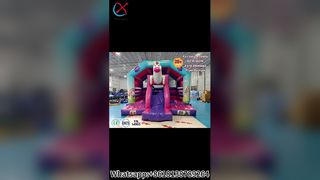 Divertimento sulla casa gonfiabile con unicorni!