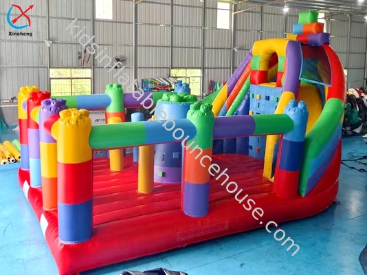 Casa gonfiabile a sbalzo con combinazione di diapositive per bambini