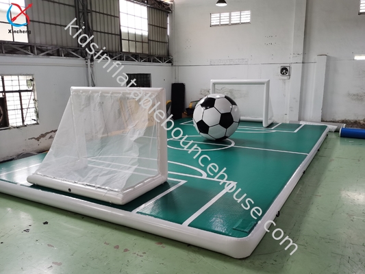 Campo di calcio personalizzato Giochi sportivi interattivi Campo di calcio d'acqua gonfiabile