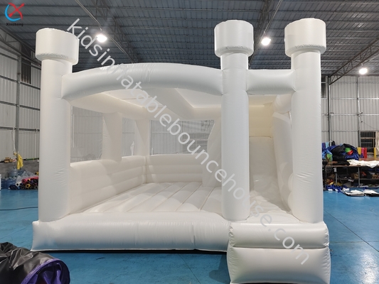 Castello gonfiabile da matrimonio bianco con scivolo per l'evento