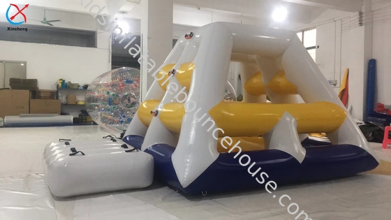 Fornitore Giocattoli galleggianti gonfiabili per l'acqua torre da arrampicata con bollino e scivolo